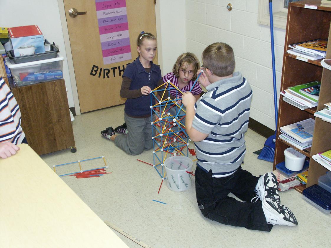 Cumberland Valley Christian School Photo #1 - Elementary students work on a science project.