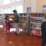 Seigakuin Atlanta International School Photo #8 - The 3rd graders are choosing books at Book Fair.