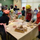 Seigakuin Atlanta International School Photo #4 - Service Learning: The 6th graders are making sandwiches for people in need.